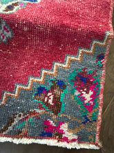 Load image into Gallery viewer, Vintage Turkish Floral Center Ruggie