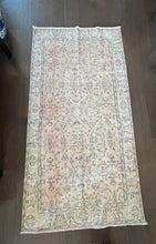 Load image into Gallery viewer, Vintage Turkish Ivory and Peach Faded Accent Rug