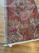 Load image into Gallery viewer, Vintage Turkish Mauve and Pink Ruggie Rug