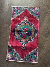 Load image into Gallery viewer, Vintage Turkish Floral Center Ruggie
