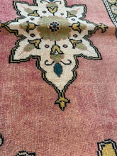 Load image into Gallery viewer, Vintage Turkish Mauve Medallion Ruggie Rug