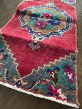 Load image into Gallery viewer, Vintage Turkish Floral Center Ruggie