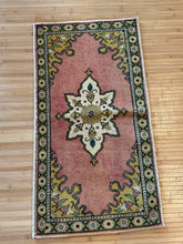 Load image into Gallery viewer, Vintage Turkish Mauve Medallion Ruggie Rug