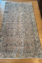 Load image into Gallery viewer, Vintage Turkish Blush and Ivory Accent Rug