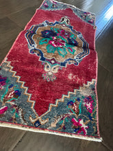Load image into Gallery viewer, Vintage Turkish Floral Center Ruggie