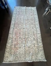 Load image into Gallery viewer, Vintage Turkish Ivory and Peach Faded Accent Rug