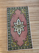 Load image into Gallery viewer, Vintage Turkish Mauve Medallion Ruggie Rug