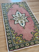 Load image into Gallery viewer, Vintage Turkish Mauve Medallion Ruggie Rug