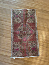 Load image into Gallery viewer, Vintage Turkish Mauve and Pink Ruggie Rug