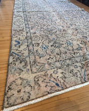 Load image into Gallery viewer, Vintage Turkish Blush and Ivory Accent Rug