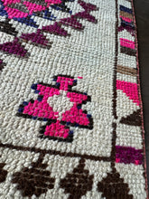 Load image into Gallery viewer, Vintage Turkish Herki Runner Rug