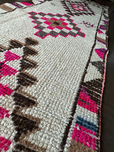 Load image into Gallery viewer, Vintage Turkish Herki Runner Rug