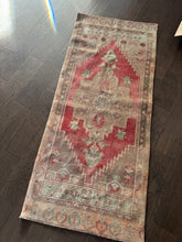 Load image into Gallery viewer, Vintage Turkish Tan and Brick Accent Rug