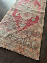 Load image into Gallery viewer, Vintage Turkish Tan and Brick Accent Rug