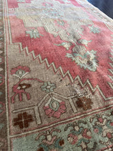 Load image into Gallery viewer, Vintage Turkish Tan and Brick Accent Rug