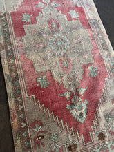 Load image into Gallery viewer, Vintage Turkish Tan and Brick Accent Rug