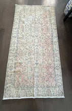 Load image into Gallery viewer, Vintage Turkish Ivory and Peach Faded Accent Rug
