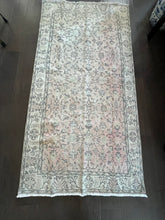 Load image into Gallery viewer, Vintage Turkish Ivory and Peach Faded Accent Rug
