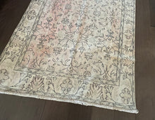 Load image into Gallery viewer, Vintage Turkish Ivory and Peach Faded Accent Rug
